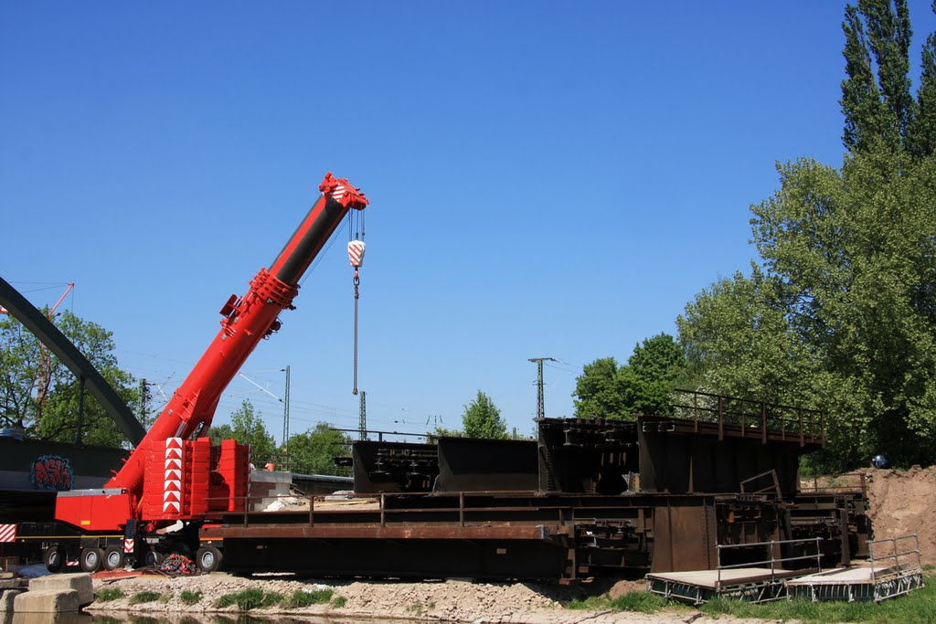 Alte abgerissene Eisenbahnbrücke im Umbau 25.04.2011 by Frank Kiefer