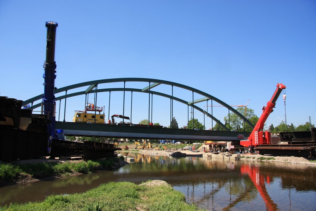 Eisenbahnbrücke im Umbau 25.04.2011 by Frank Kiefer