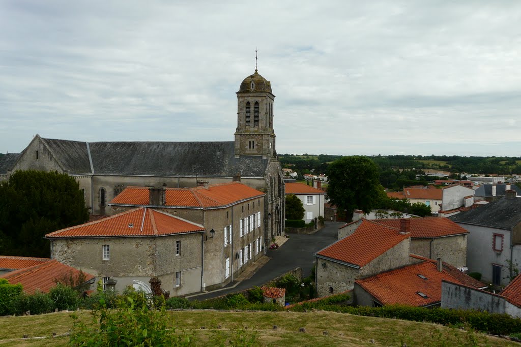 Montfaucon Montigné, vue de la motte féodale by tofil44