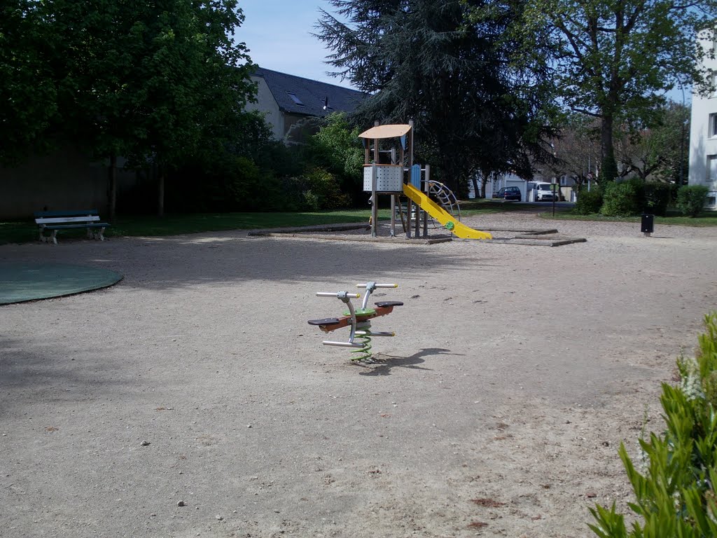 Aire de jeux à Saint-Cyr-sur-Loire by juliendarmond@hebdotours.fr