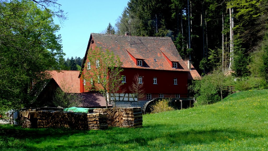 Menzlesmühle, in die Landschaft geschmiegt by DerLuko