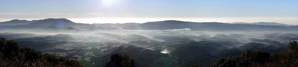 Vista de la vall de la Tordera des Sant Elies, Sant Pere de Vilamajor, Vallès Oriental, Catalonia by Josep Xavier Sànchez