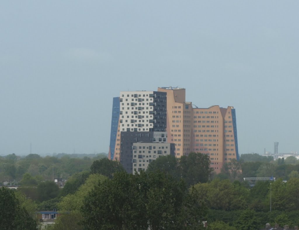 Uitzicht vanaf wooncomplex 'De Rederijker' van AEQUO Architektenbureau Van der Veen. Het nieuwe wooncomplex La Liberté van Dominique Perrault Architecture (Parijs) en van Oving Architecten (co-architect), staat voor het Hoofdkantoor van de Nederlandse Gasunie van architect Ton Alberts (1927-1999) van het architectenbureau Alberts en Van Huut. by Hans R van der Woude