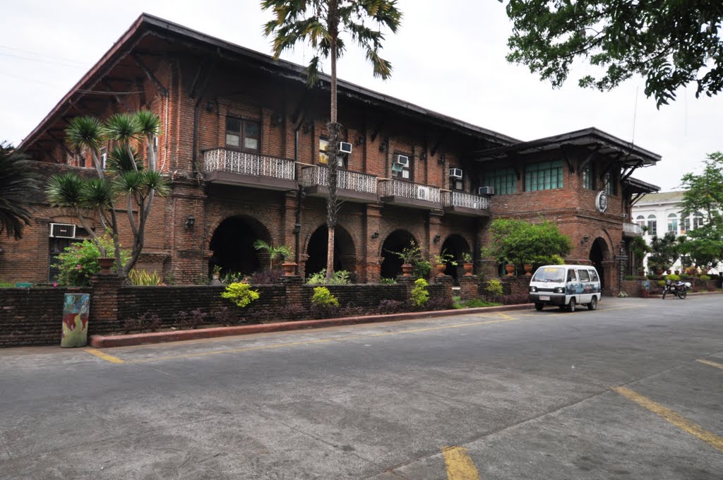 Laoag City Hall by cesarcentroncambay