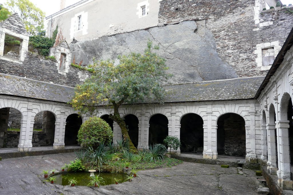 Angers, ancienne abbaye de la Baumette, cloître et cour intérieure by tofil44