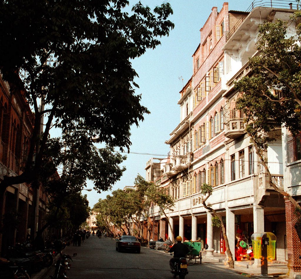 Quanzhou (泉州): Zhongshan Lu (中山路). The same buildings as in the adjacent photo from the 1930's. The Middle and North sections of Zhongshan Lu were renovated 1998-1999. Photo from early 1999. by johan_tanying