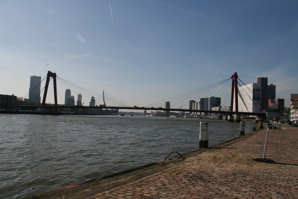 Rivier De Maas en de Willemsbrug, Rotterdam, maart 2011. by Carl030nl