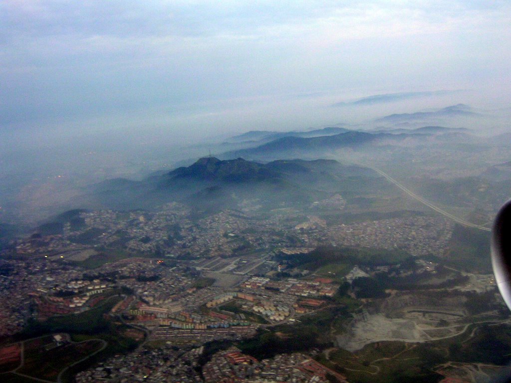 Brumas sobre San Pablo desde el aire - Brasil by ENRIQUEB56