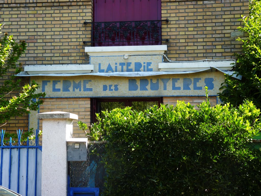 Ancienne laiterie (?),dans un pavillon à Sèvres. by laurentSnogoogleviews!