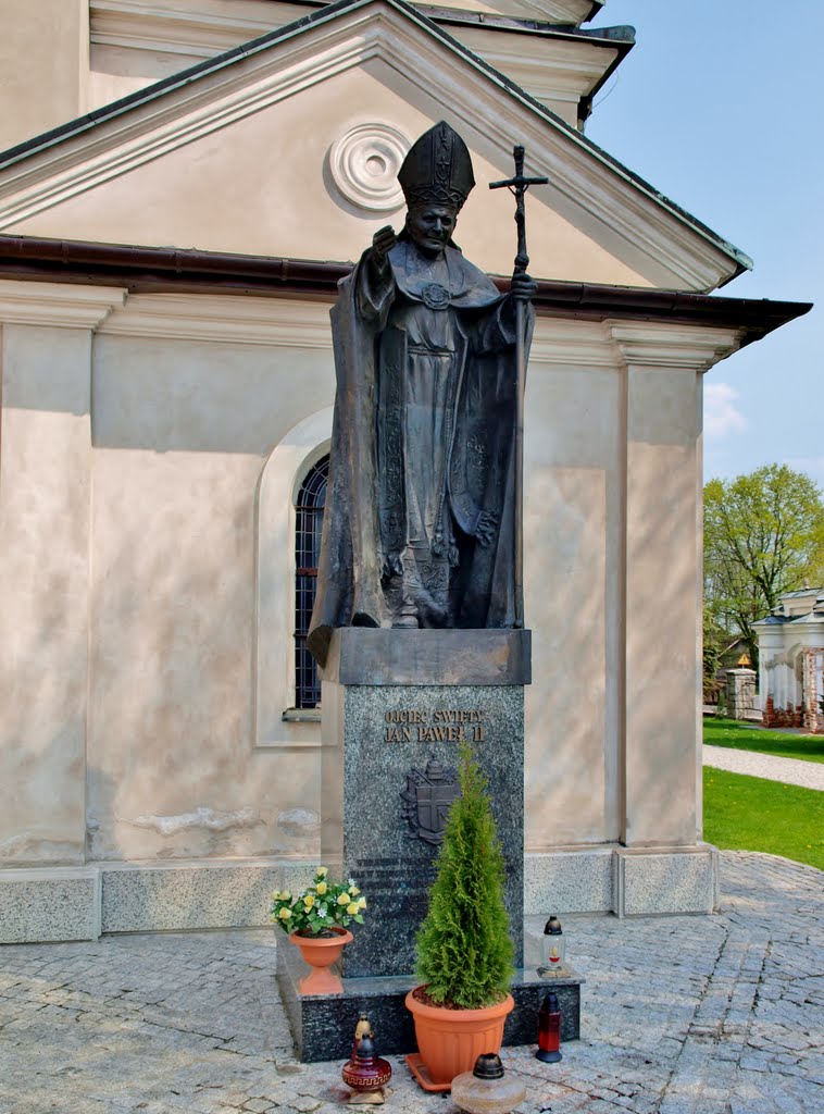 Gręboszów - courtyard of the parish church of the Assumption of the Blessed Virgin Mary and statue of Blessed John Paul II by wuhazet