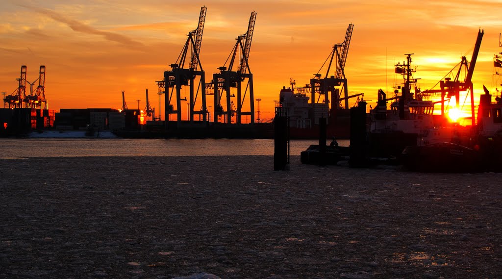 Hamburg (D); Hafen im Winter by HeinzBa