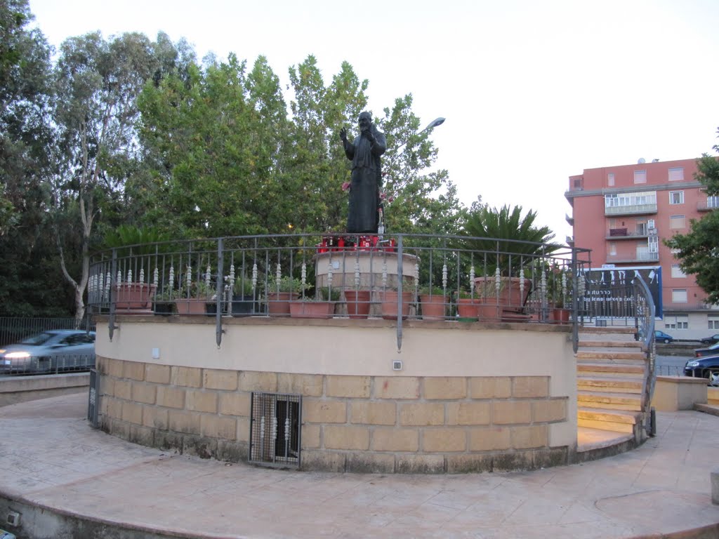 Statue at the Via Gabriele d'Annunzio by Willem Nabuurs