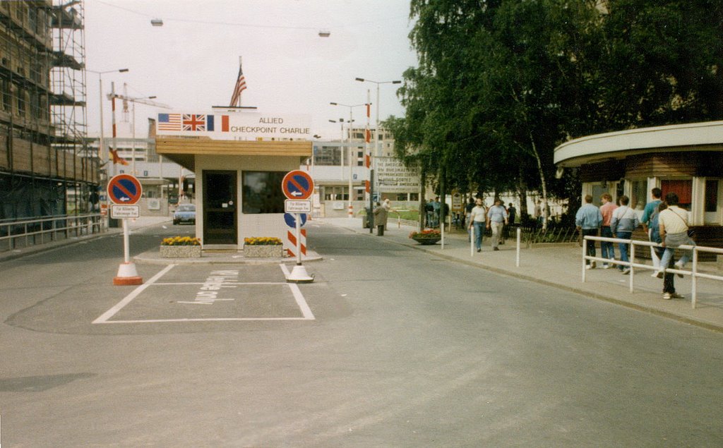 Checkpoint Charlie. Juni 1987 by jerzyt21