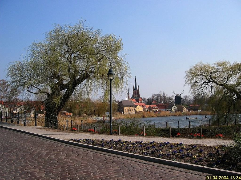 Wenn man jetzt immer am Wasser entlanggeht, kommt man an der Evangelischen Kirche vorbei, und direkt an der evangelischen Kirche ist auch die Mühle. by H. Hönow