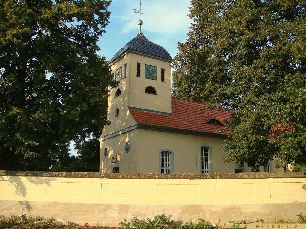 Die Kladower Dorfkirche ist Im 13. Jahrhundert als Fischer- und Schifferkirche aus Feldsteinen mit einem Holzturm erbaut. 1808 brannte sie mit dem gesamten Dorf ab ... by H. Hönow