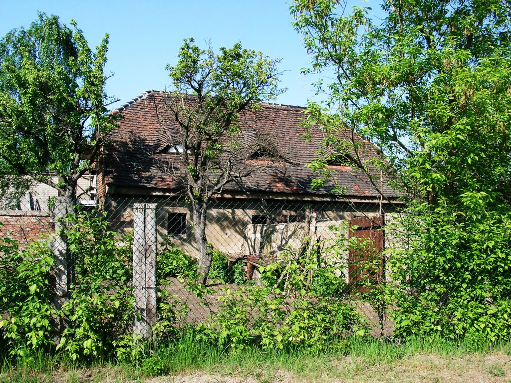 ehem. Nebengebäude der Bewohner des Bahnhofes, 2011 by Bogenmann