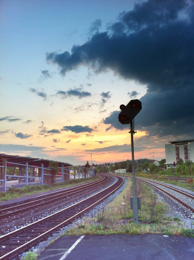 Bahnhof im Sonnenuntergang by Orlando Chiuso