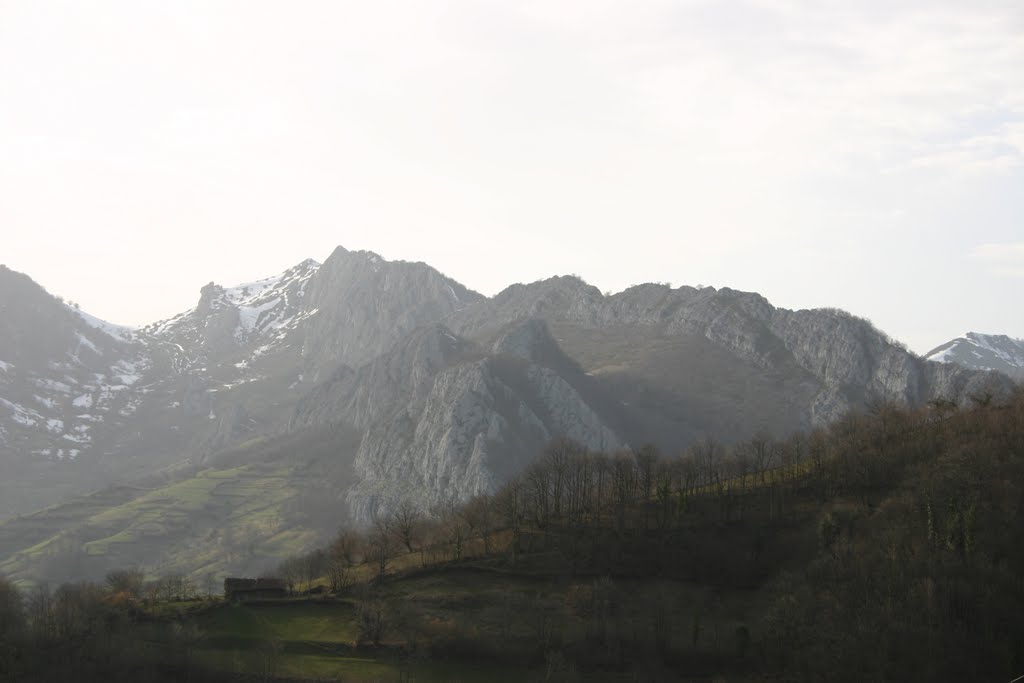 Y tras los montes, Castilla by Asturmeño