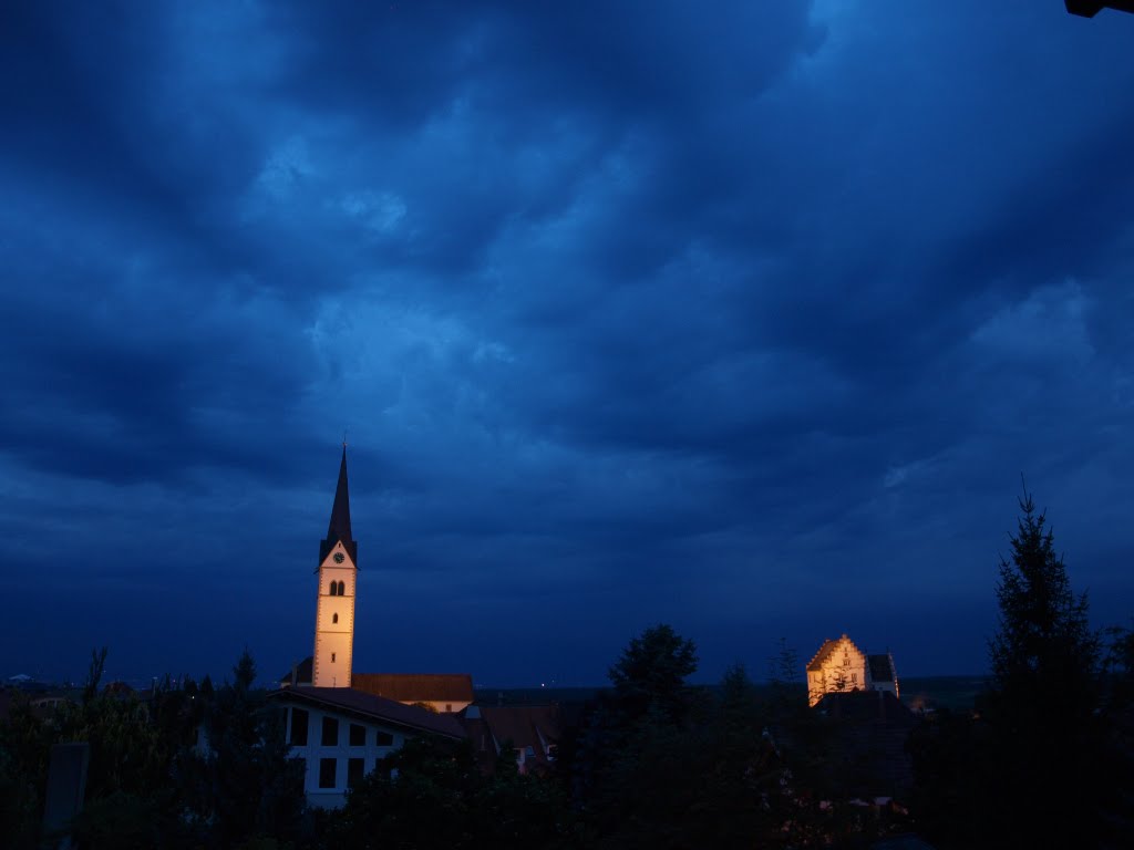 Da braut sich fei was zusammen, so kurz vor dem Schweizer National-Abend . . . ! by ReinhardKlenke