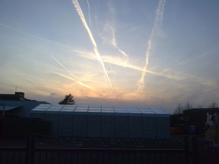 Kondensstreifen im Sonnenuntergang in Offenbach by mischa65