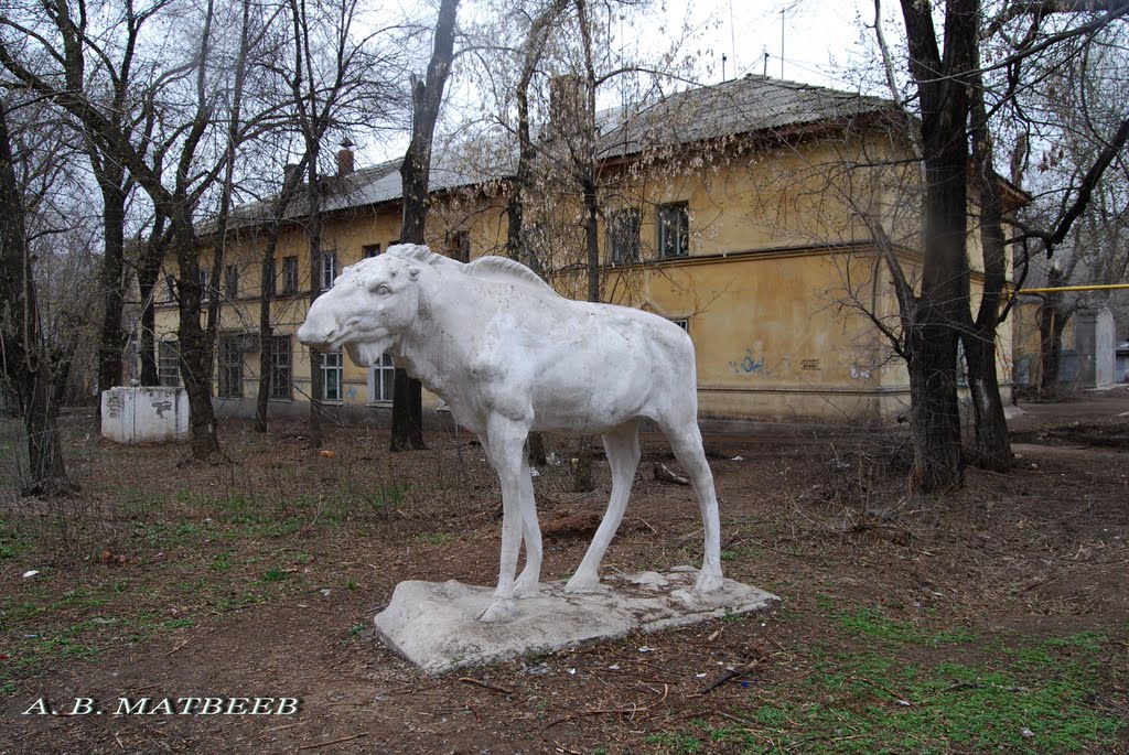 Самара, пос. Толевый, скульптура "Лось" в сквере, 01.05.2011 г. by mav1818