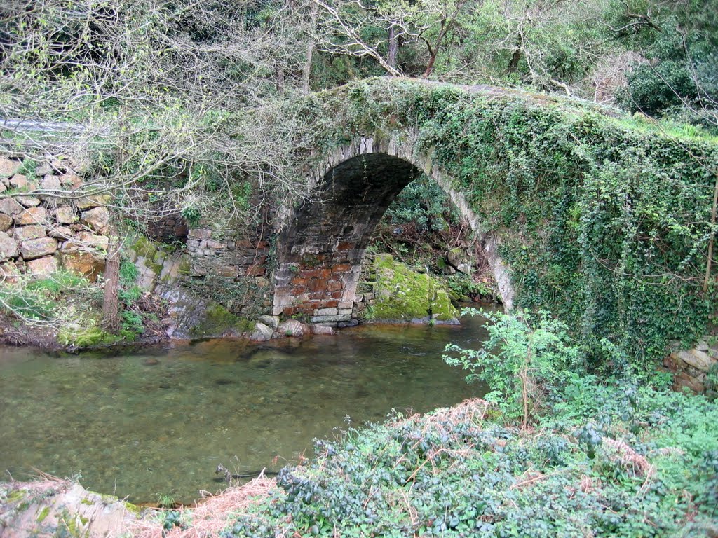 Puente "romano" en La Veguiña. by La Casa del Chiflón (Bulnes)