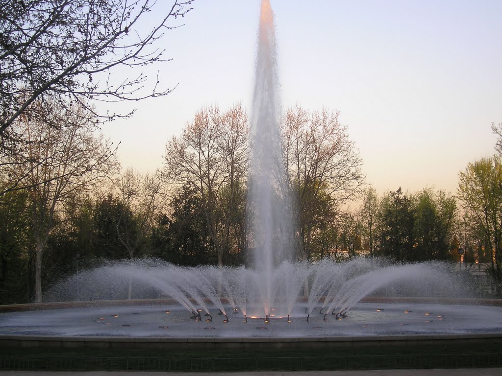 FUENTE EN EL PARQUE DE SAN ISIDRO EN MADRID by juan lb