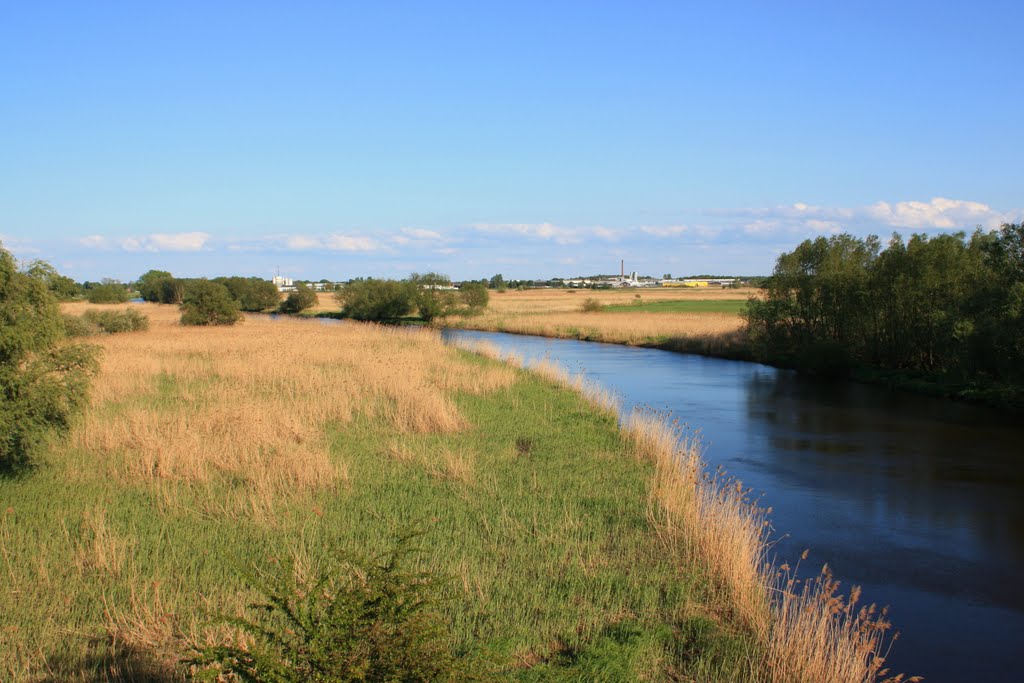 Landschaftsaufnahme mit Ilmenaukanal und Industriegebiet by MfKroeger