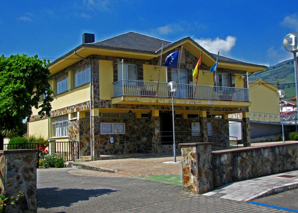 La Vega, Ayuntamiento, Concejo de Sariego. Principado de Asturias. by Valentín Enrique