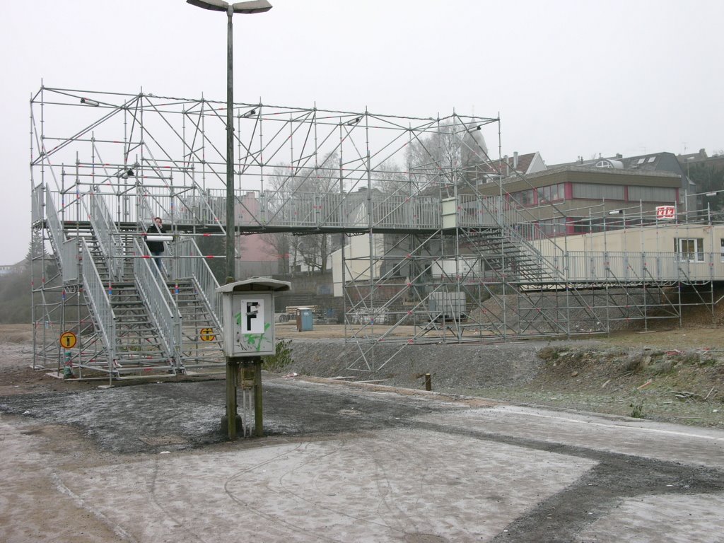 Remscheid Hbf: Vorübergehender Übergang über die Gleise by loweb