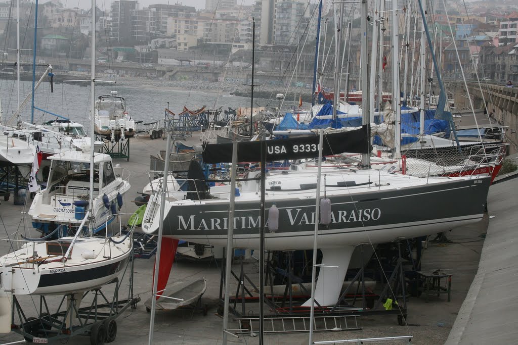 Veleros a la espera de retoques y reparaciones menores,. Marina Club nautico Valparaiso - Chile by Luis Enrique Fritz