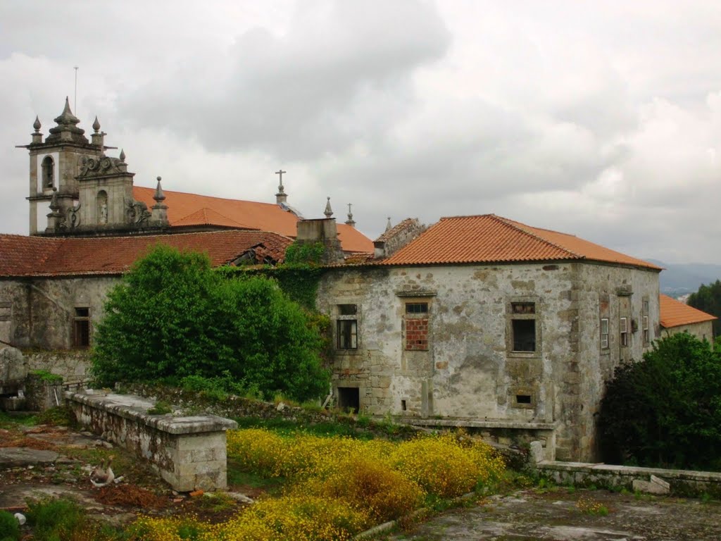 Mosteiro de S. Romão - vista das dependências conventuais e torre sineira da igreja - São Romão de Neiva by daVenda