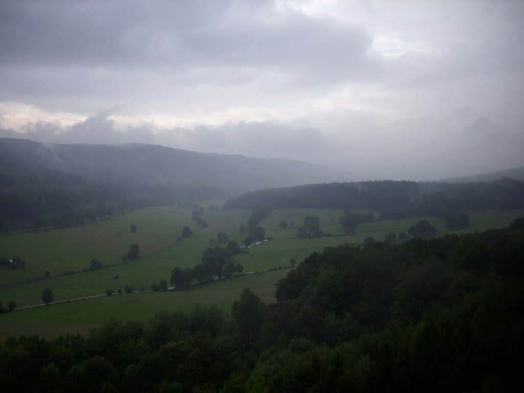 Blick Richtung Neuhaus die Regenwolken fliegen tief by silberner Reiter