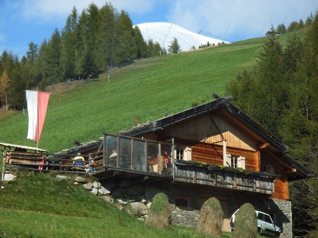 Bacher Hütte mit Blick auf den Gitsch (Meransen, Südtirol) by Fridayonmymind