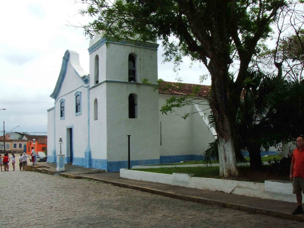 A igreja foi construída em 1531, e servia como fortaleza contra invasões by Roberto H Tatemoto