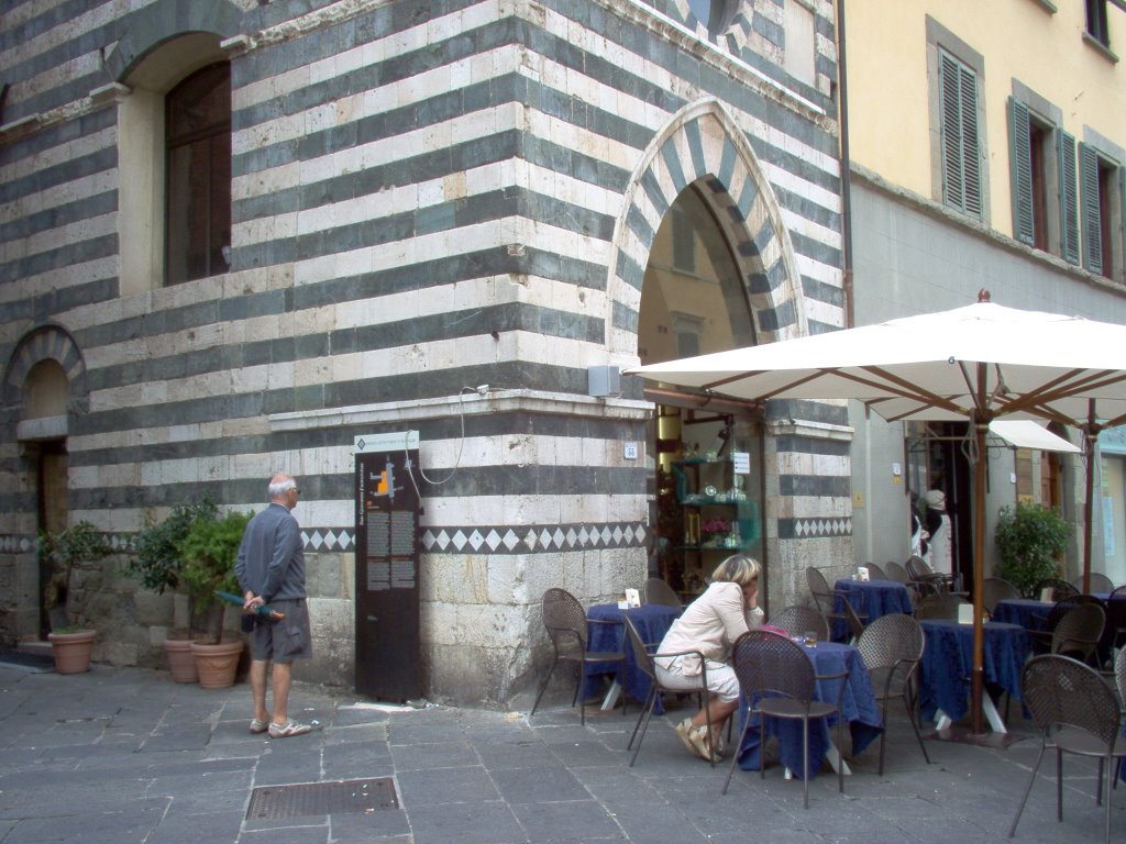 Pistoia. Ex Storico Caffè Valiani in...sede storica(Oratorio S.Antonio Abate,XIV sec.). The former historical "Caffè Valiani"... in an historical site(St Antony Oratory 14th century). 2007 (2013 ,closed). by brezza