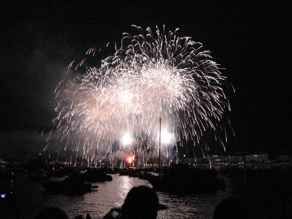 Feu d'artifice dans le port by saturnpro17