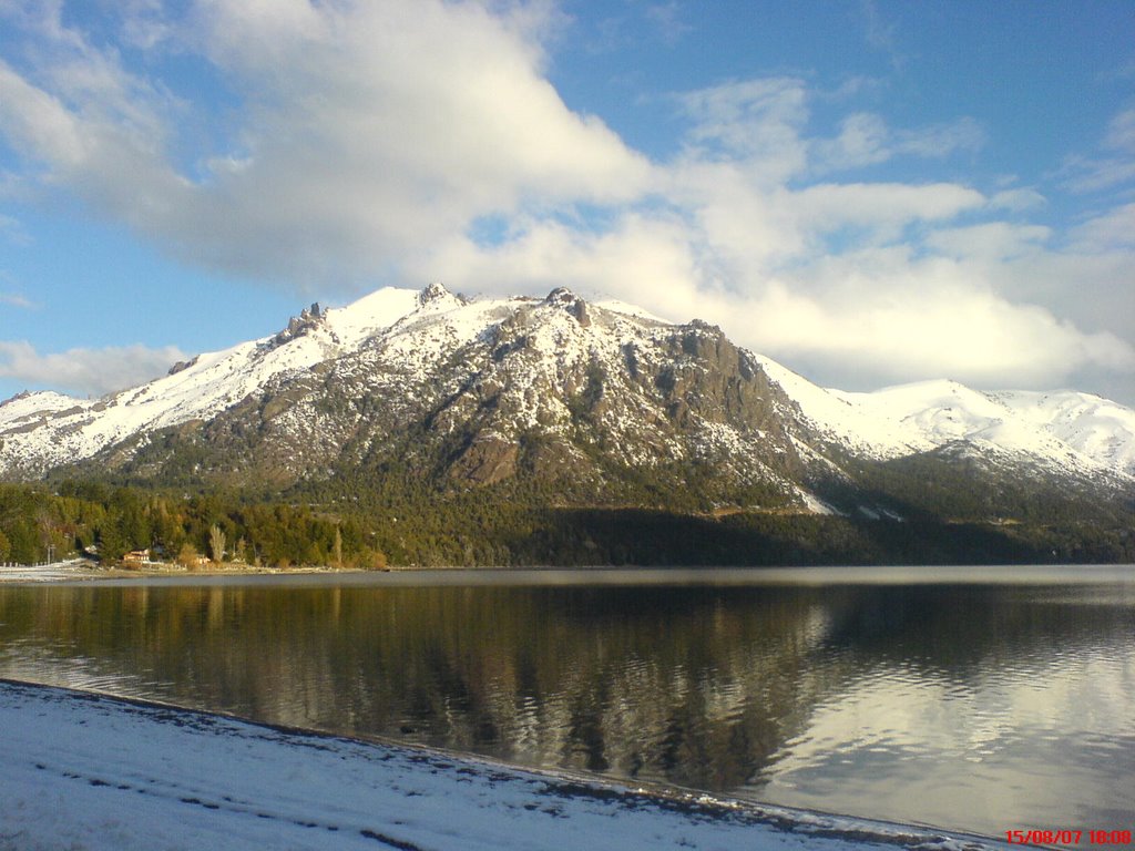 Lago Gutierrez desde entrada Arelauquen by elpanzas85