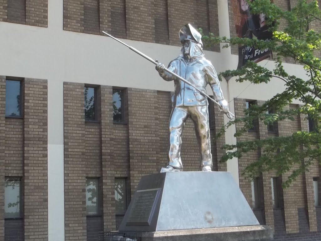 Statue of Steelworker - Hanley Museum - Sculptor Colin Melbourne -05/11 by Joe Percy