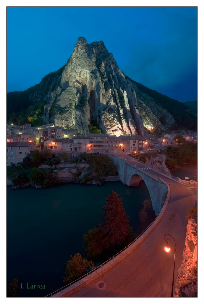 Cae la noche en Sisteron by iñako82