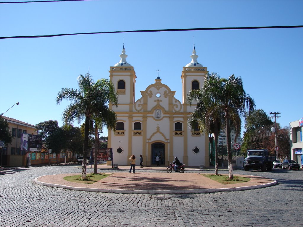 Igreja Nossa Senhora do Rosário - A construção da Igreja do Rosário de Atibaia foi iniciada em 1763 pelos escravos, por terem sido impedidos de freqüentar a igreja tradicional da cidade, a Igreja São João Batista (Igreja Matriz). - Atibaia - S.P. Brasil by FAVassellucci