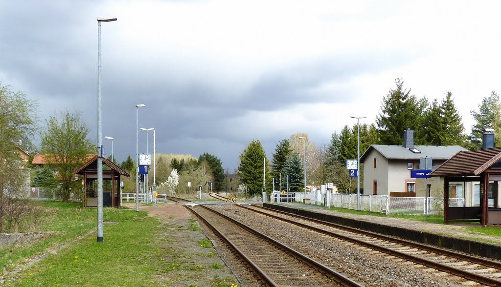 Kürbitz: Ein Haltepunkt an 2 Bahnstrecken (12.04.2011) by ivie1