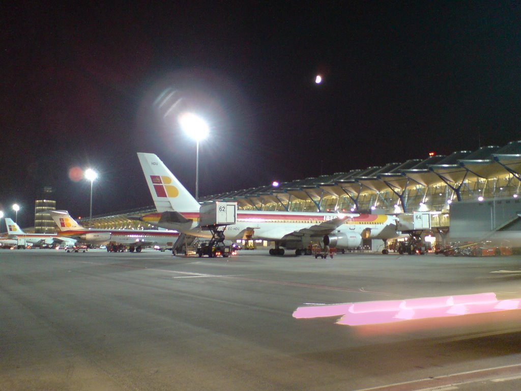 Aviones aparcados en la T4 - Parked airplanes at T4. by XADE