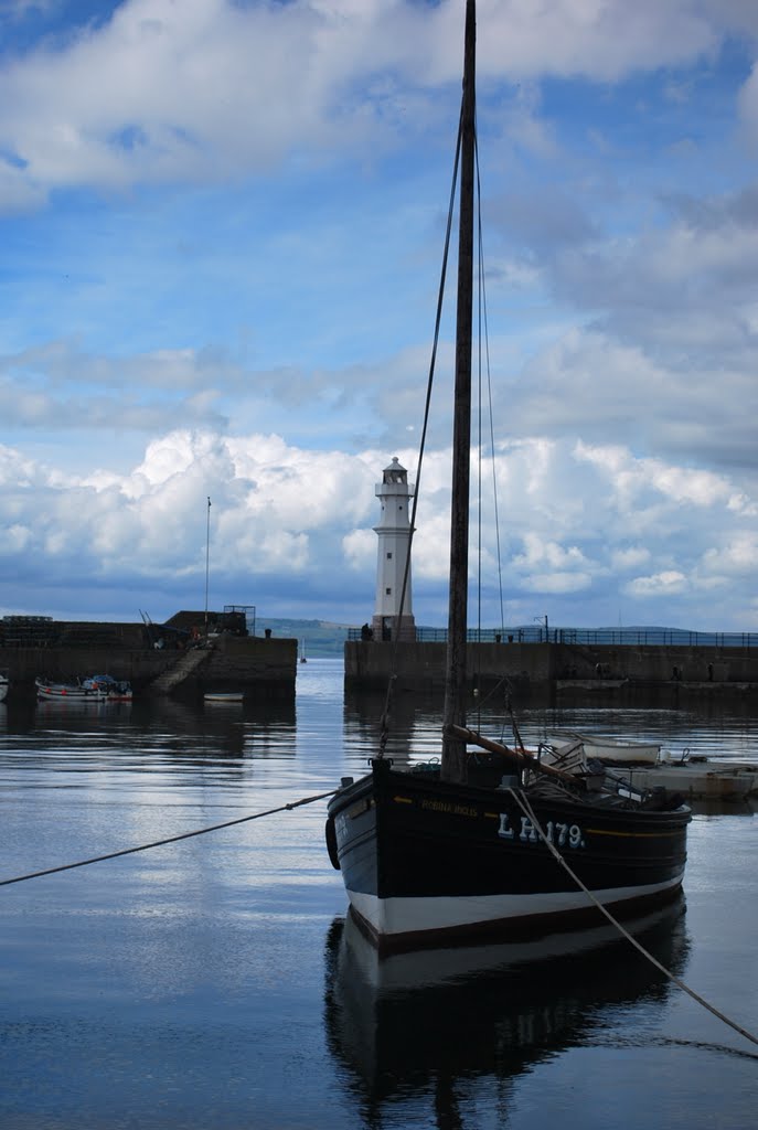 Edinburgh, Newhaven by Maciej Szester