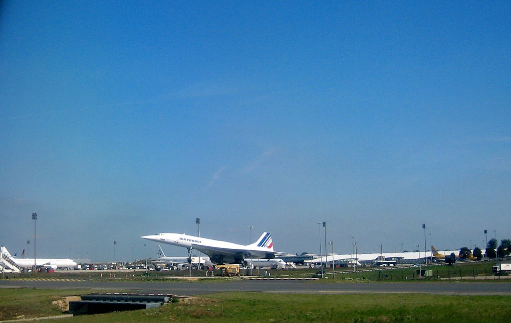 Concorde at Paris Charles de Gaulle Airport by Eivind Friedricksen