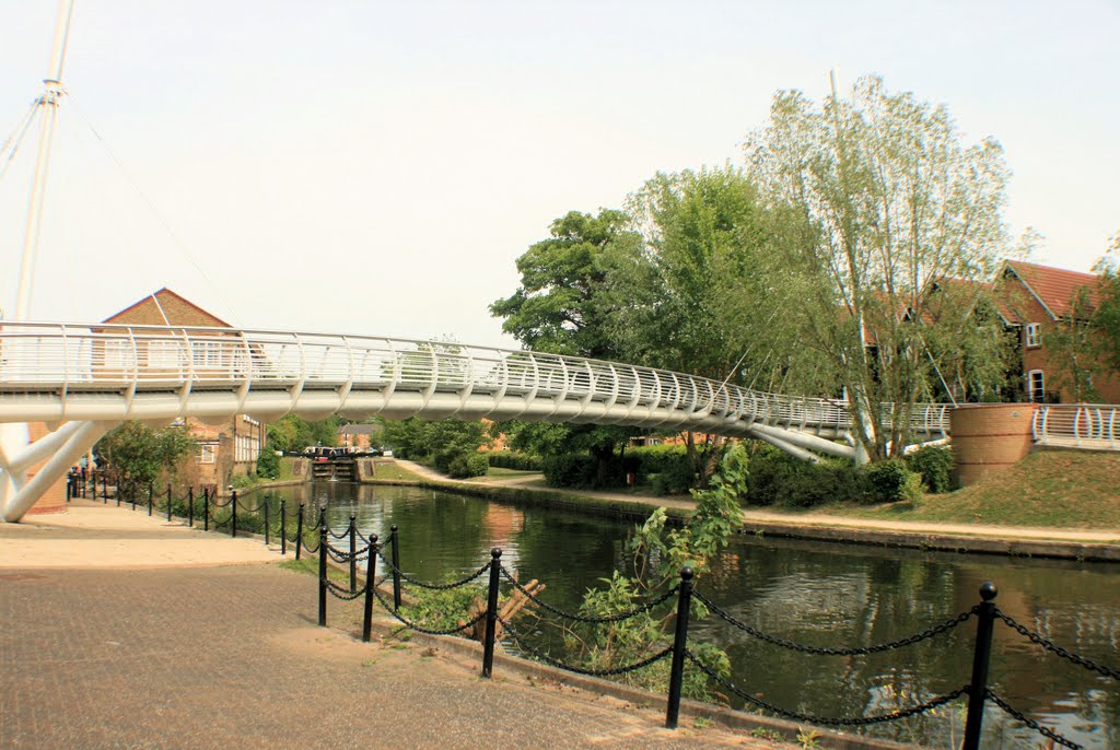 Aspley footbridge by keepclicking