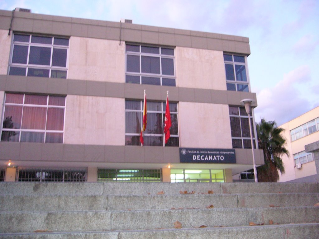 Facultad de Economía - Edificio del Decanato (compartido con la Secretaría y la Sala Universia) by Yo Europeo