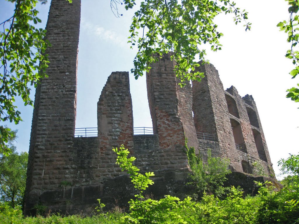 Reste der Burgruine Ramburg by Andreas-Müller - NO VIEWS