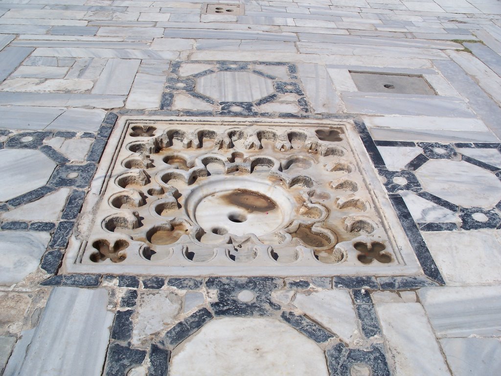 Draining system @ the yard of the Great Mosque by chemaster