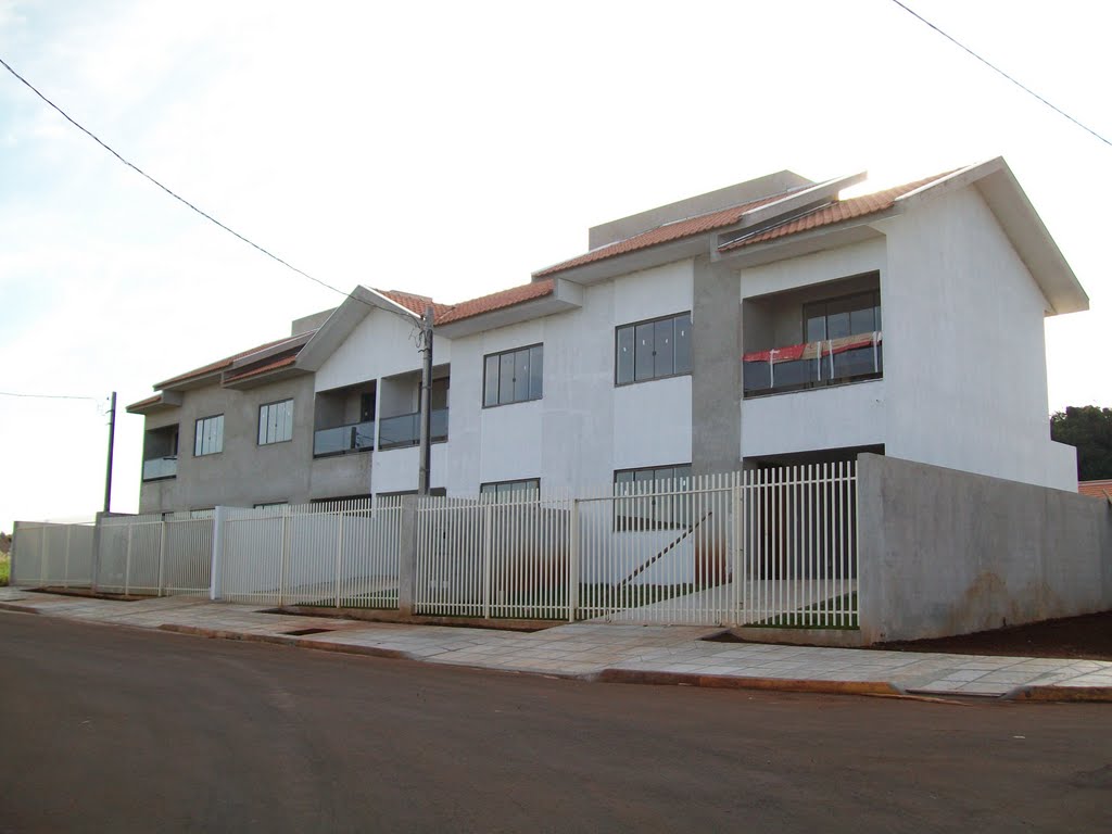 Sobrados geminados em construção na Vila Becker em Toledo, PR. by Ricardo Mercadante